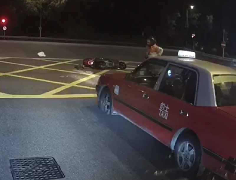 電單車司機站起來。影片截圖