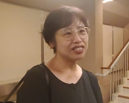 陳小姐帶同果籃及雞精前來探望受槍傷男生。