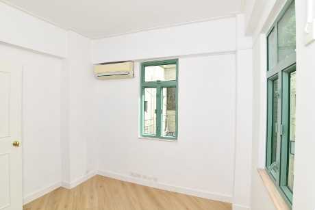 房間配有雙扇窗戶,採光度高。