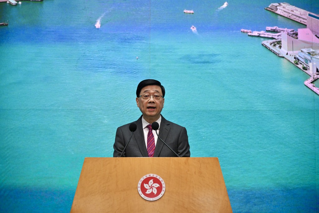 李家超希望「政治任命官員問責制」,以及現正考慮的「高級公務員責任制」兩個制度可以融合。 李家超希望「政治任命官員問責制」,以及現正考慮的「高級公務員責任制」兩個制度可以融合。