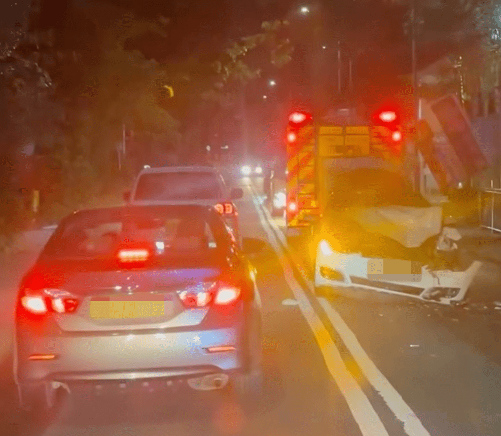 涉事Tesla車頭嚴重損毀,引擎蓋拱起變形,泵把幾乎整幅脫落,頭燈及車頭組件亦撞毀。Facebook「大埔人大埔谷」影片截圖 涉事Tesla車頭嚴重損毀,引擎蓋拱起變形,泵把幾乎整幅脫落,頭燈及車頭組件亦撞毀。Facebook「大埔人大埔谷」影片截圖