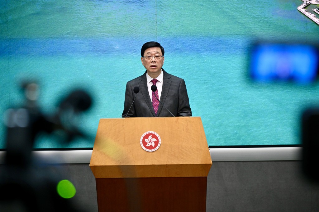 李家超行會前見記者。蘇正謙攝 李家超行會前見記者。蘇正謙攝