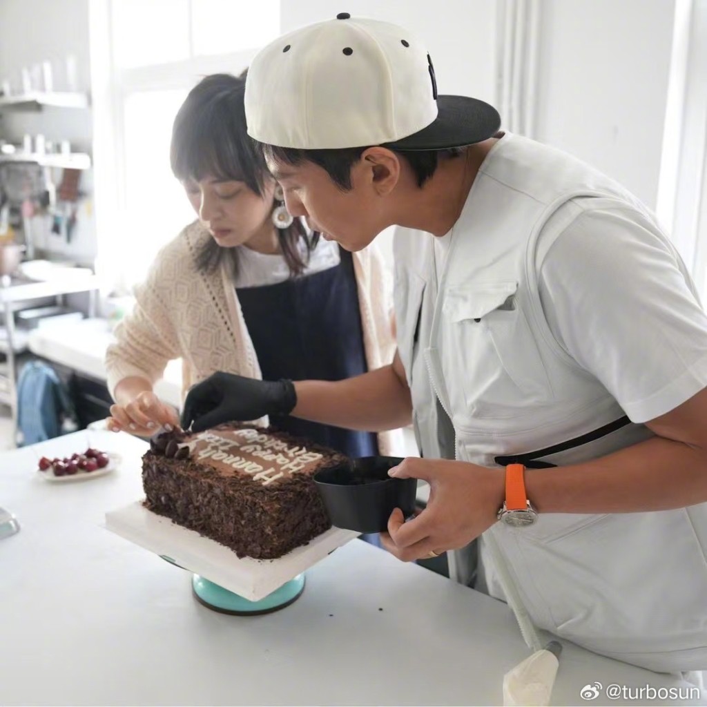 孫儷親手為女兒做生日蛋糕。 孫儷親手為女兒做生日蛋糕。
