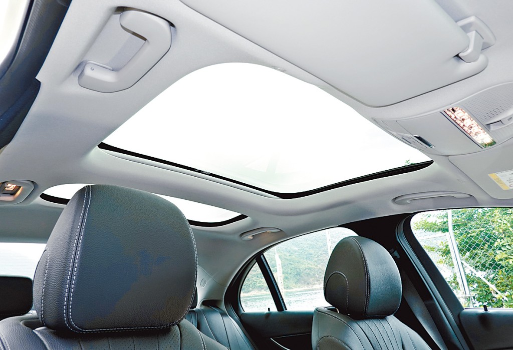 原廠特大玻璃天窗，車廂的開揚感大增。