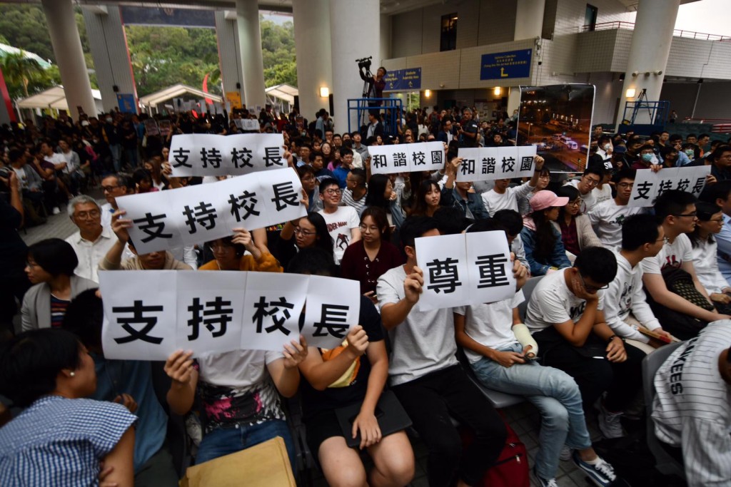 到近五點,大堂近千座位已坐滿八成,另有近百人未獲入場而在場外旁聽。