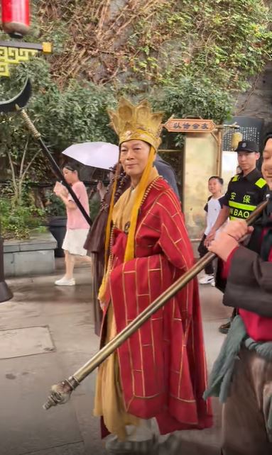 羅家英以唐僧造型現身內地景區。抖音