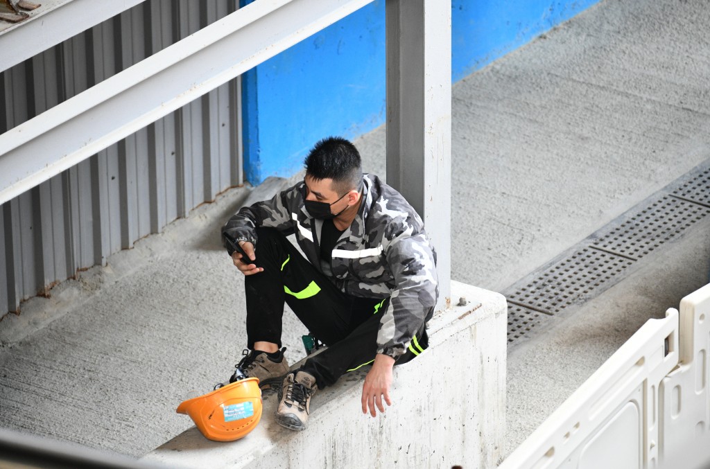許澤森提到在地盤等建築環境中,應設置降溫站、提供合適衣著、風扇、抽氣系統及遮陰安排。 許澤森提到在地盤等建築環境中,應設置降溫站、提供合適衣著、風扇、抽氣系統及遮陰安排。