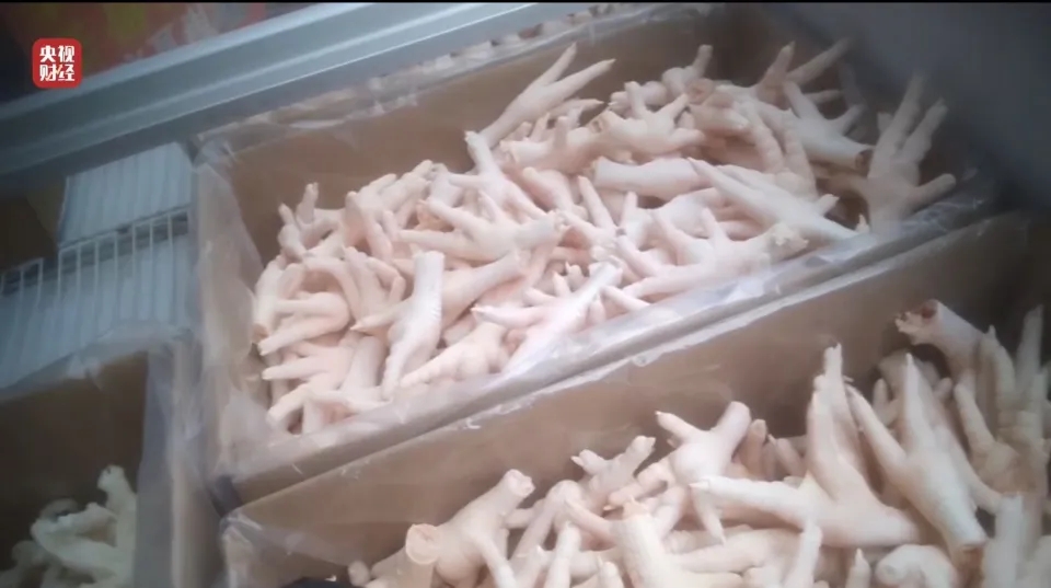 内地黑心凤爪以双氧水漂白,厂房虫鼠横行,工人自己不敢吃。 内地黑心凤爪以双氧水漂白,厂房虫鼠横行,工人自己不敢吃。