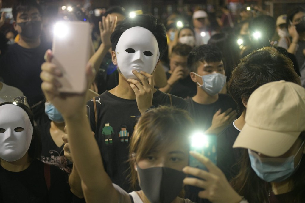 大批示威者蒙面抗議《反蒙面法》。