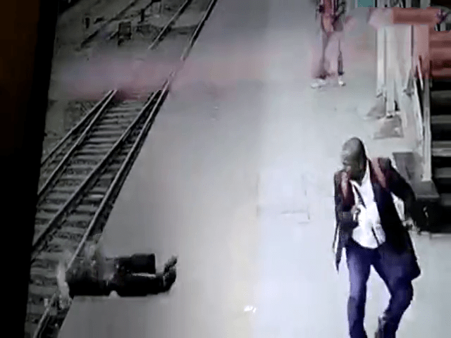 火车检票员跌落路轨，同事吓得不知所措。