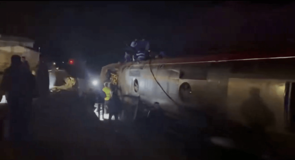 西班牙南部兩列高速列車出軌 至少兩死 多人被困。X影片段圖