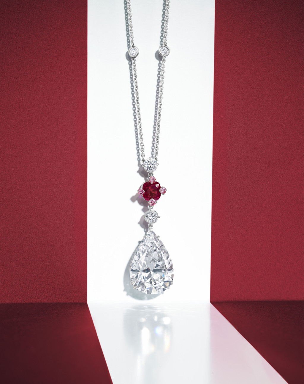  關之琳私人珠寶珍藏：鑽石、紅寶石及有色鑽石吊墜項鍊成交價：港元16,050,000 / 美元2,064,303。