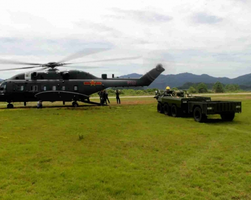 解放軍「直-8L」直升機可裝載「山貓」全地形車。 網圖