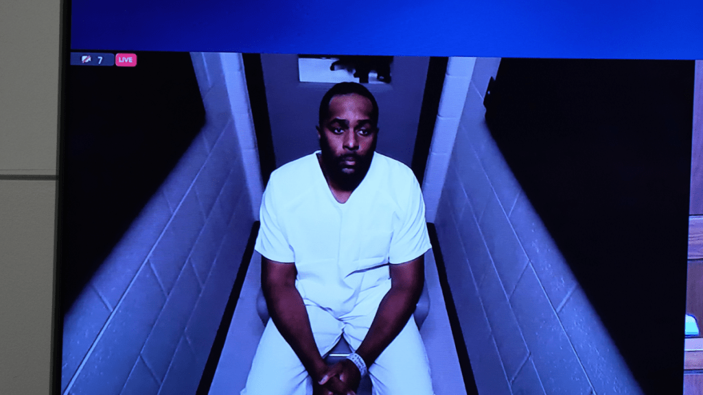 摩尔目前被控多项罪名。美联社