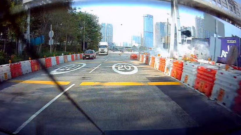 斗夾車撞水馬。fb 車cam L（香港群組）  Yuk Wong