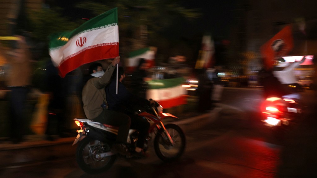 伊朗發動襲擊以色列後，有伊朗人到街頭慶祝。(路透社)
