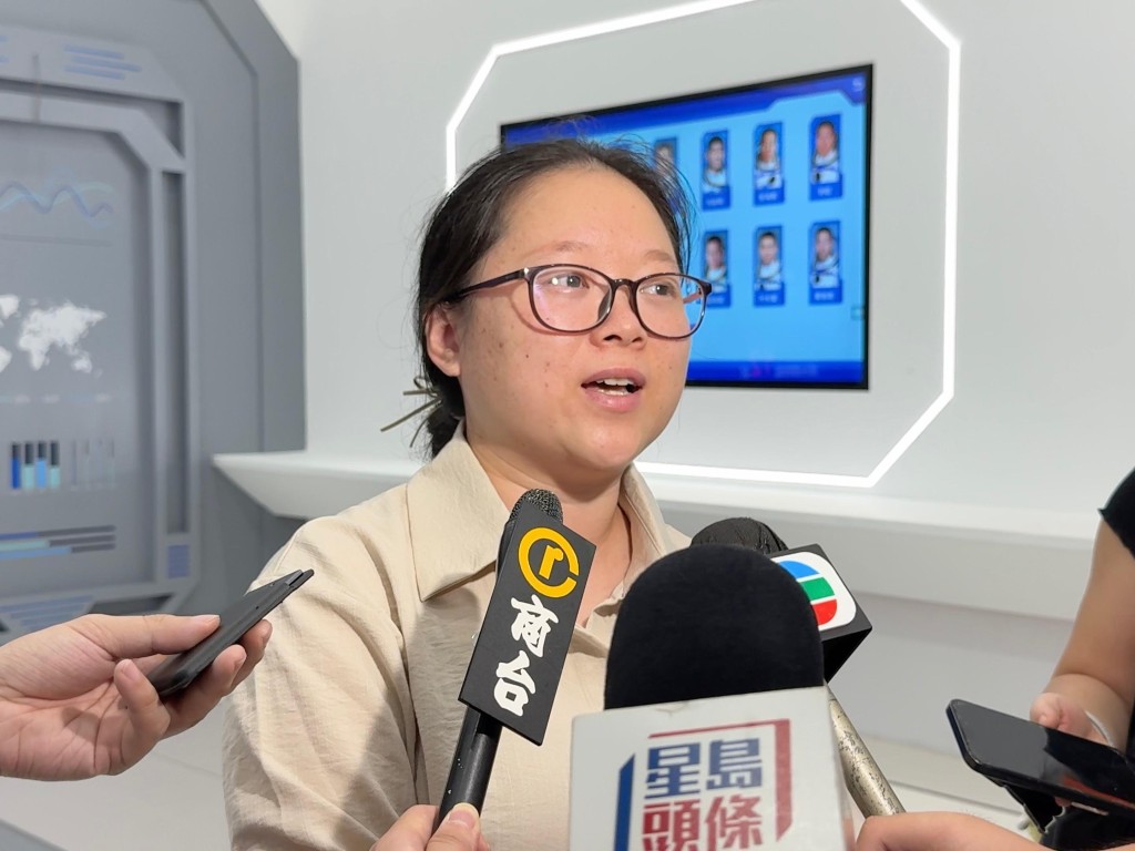 余女士一行七人來海南9天,其小學四年級的女兒對未能觀賞火箭升空感失望。 余女士一行七人來海南9天,其小學四年級的女兒對未能觀賞火箭升空感失望。