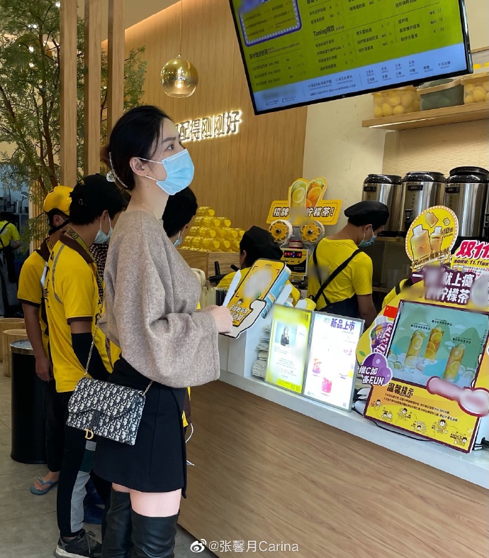 張馨月分享以這身打扮賣茶飲。