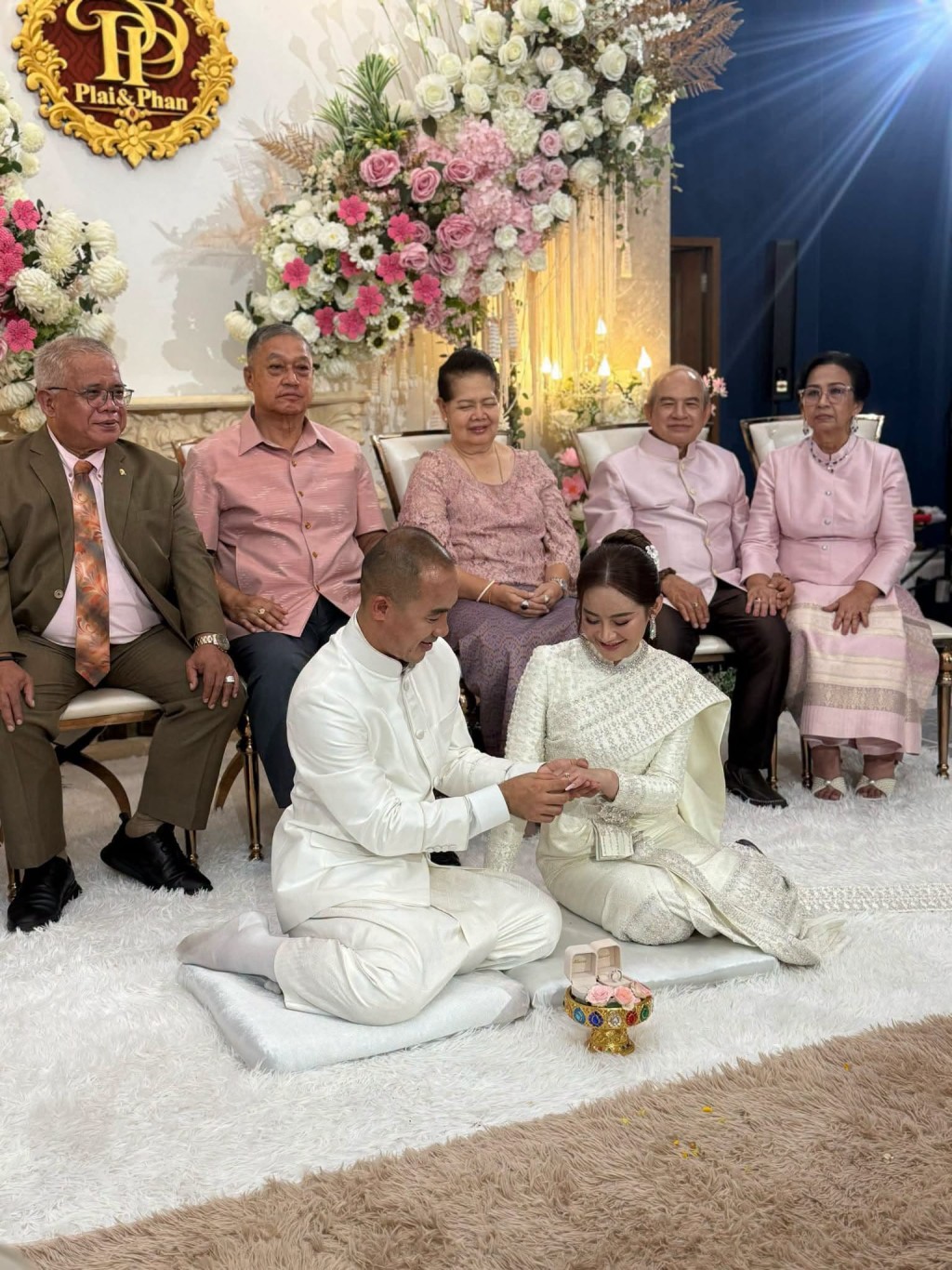 婚禮儀式遵循泰國傳統與婆羅門教的古禮進行。 婚禮儀式遵循泰國傳統與婆羅門教的古禮進行。