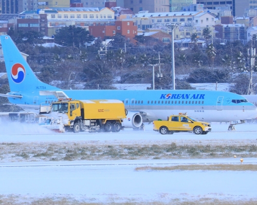濟州機場因為連日下大雪,今早暫時將跑道關閉,造成許多航班停飛及延誤。(網圖)