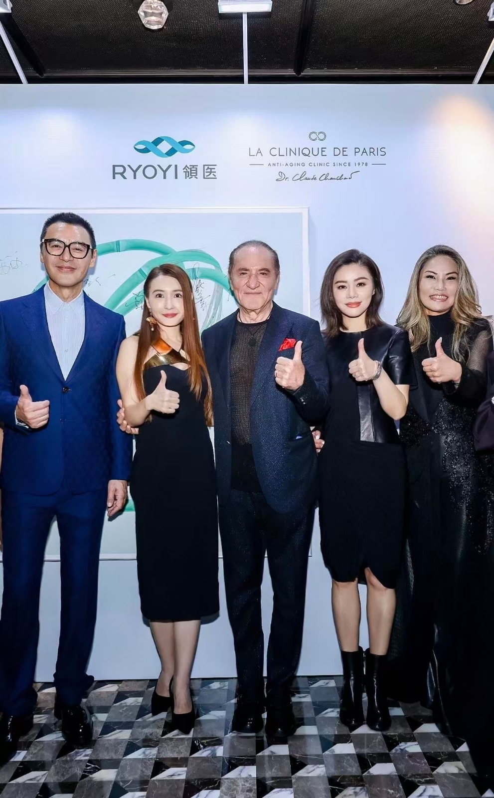 左起︰b哥、范姜拍檔胡曉璃、Dr. Chauchard、范姜與Dr. Chauchard太太。 左起︰b哥、范姜拍檔胡曉璃、Dr. Chauchard、范姜與Dr. Chauchard太太。