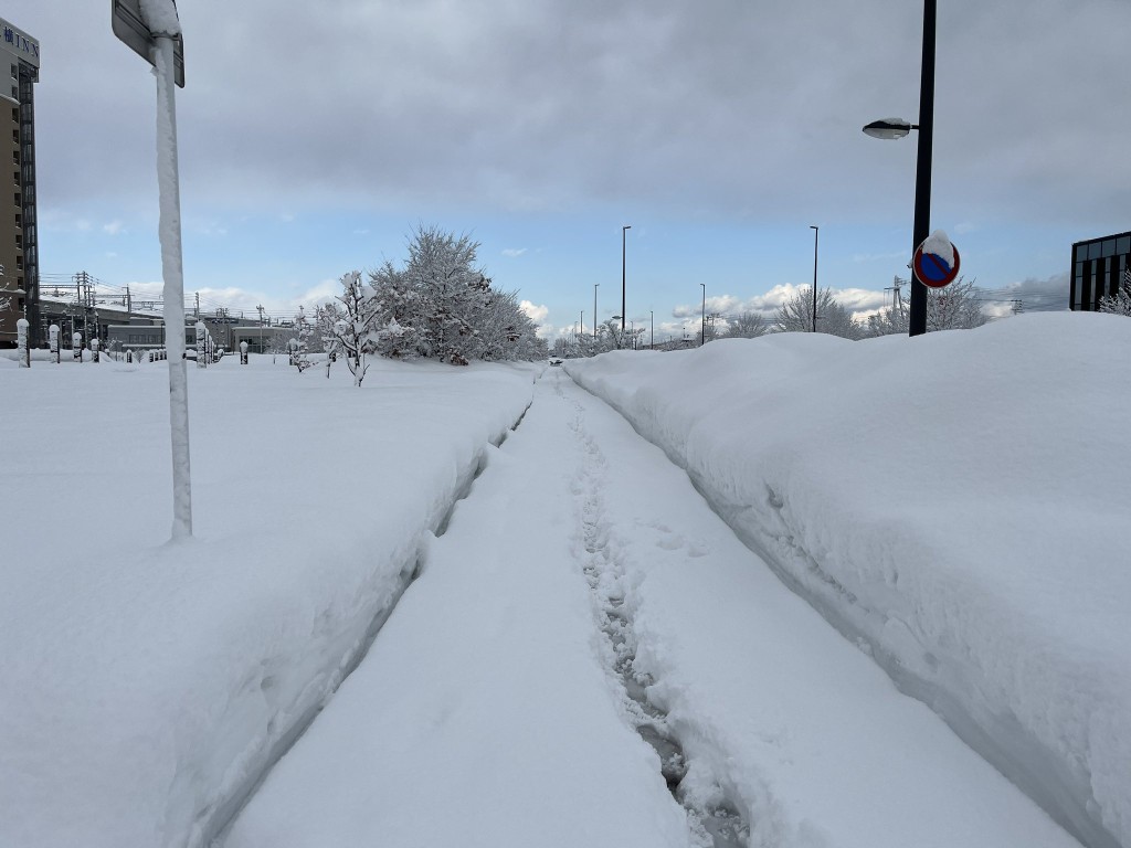 青森縣降下大雪，交通受阻。（X@Ryohan_geo）