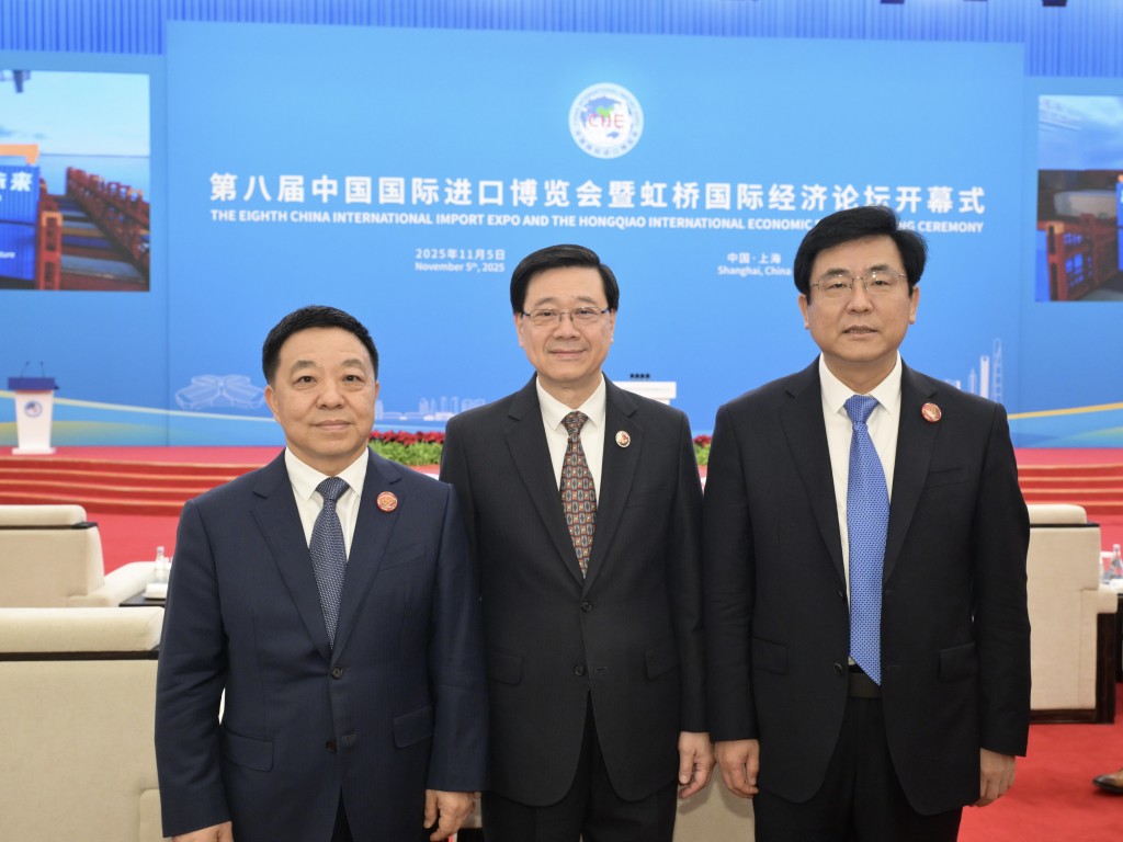 江西省委副書記、江西省省長葉建春（左）、李家超（中）與福建省委副書記、福建省省長趙龍（右）在開幕式合照。政府新聞處圖片