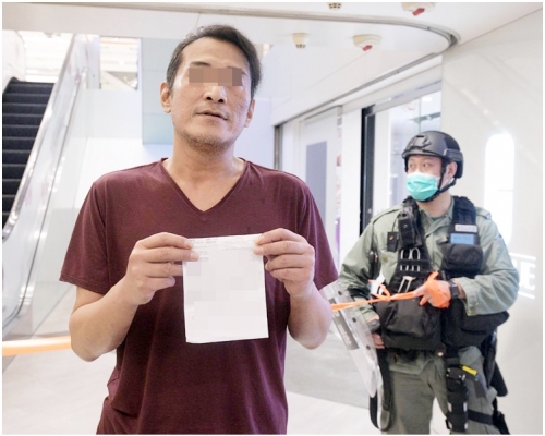 警方在新城市廣場,向在場人士發出11張定額罰款通知書。