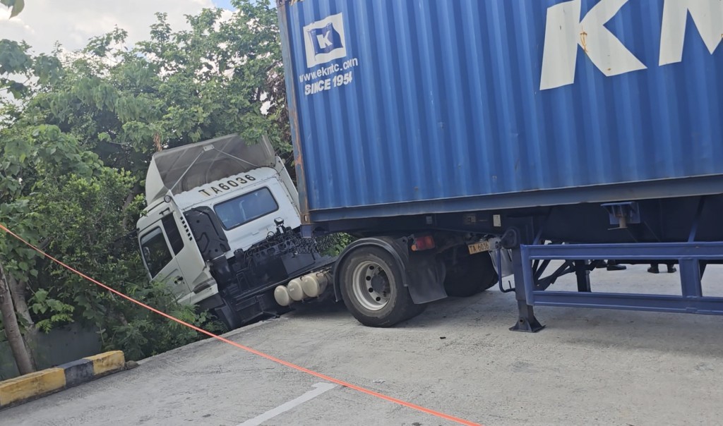 貨櫃車剷向石壆外樹叢。 貨櫃車剷向石壆外樹叢。