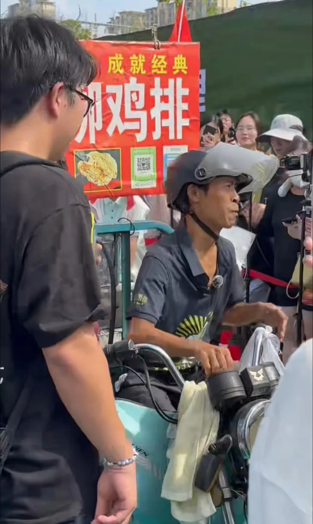 雞排哥國慶當日提早開檔。