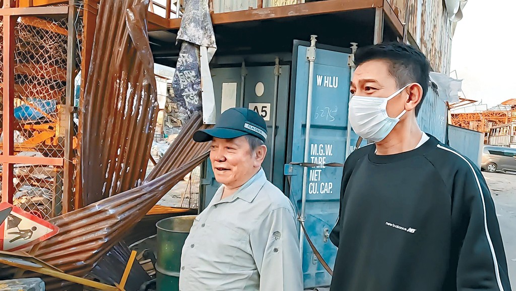 劉德華與電影監製江志強,一起參觀回收場場景。
