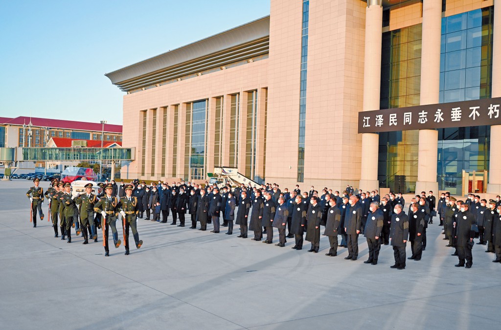 江澤民靈柩由專機移抵北京，習近平等到機場迎靈。
