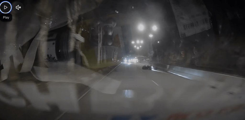 鐵騎士人仰車翻。