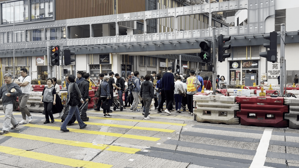 今日下午2時現場所見,水馬陣下的安全島形成明顯樽頸,過路行人堆積,步速變慢。 今日下午2時現場所見,水馬陣下的安全島形成明顯樽頸,過路行人堆積,步速變慢。