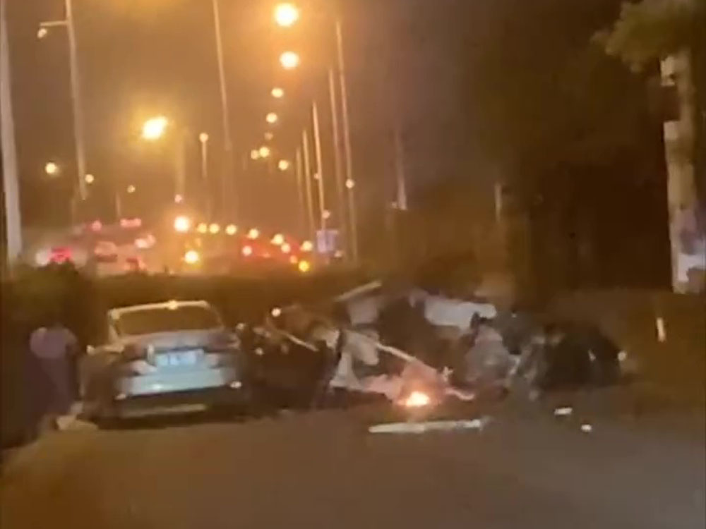 广州一辆特斯拉失控撞墙起火，引发安全隐患忧虑。