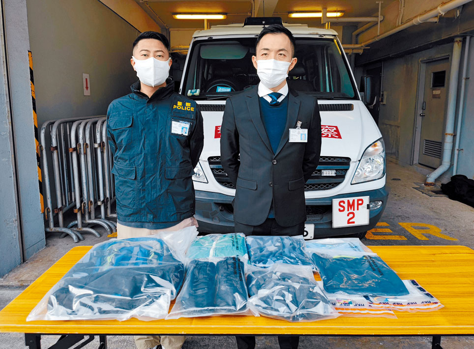 秀茂坪警區刑事調查隊督察吳欣晃(右)展示非禮案件的證物。