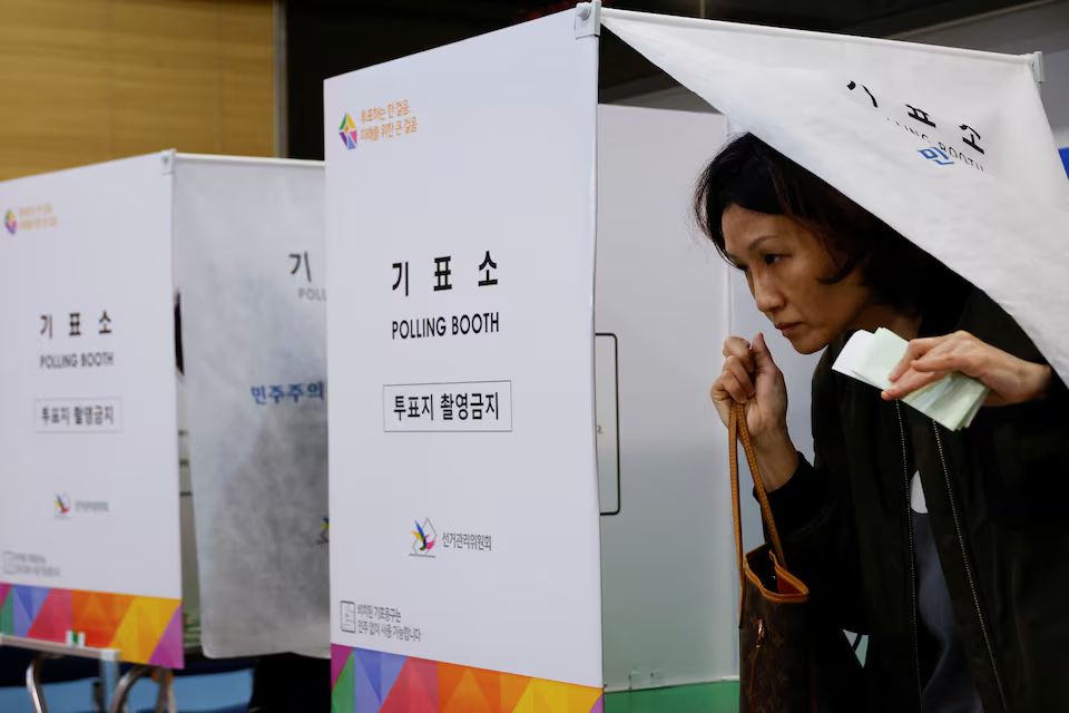 南韩10日举行第22届国会议员选举，在全国1万4259间投票所实施。 路透社
