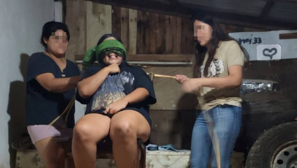 墨西哥少女遭闺密「蒙眼」杀害。X平台