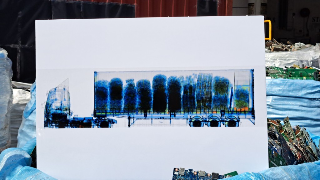 海关在X光机发现货柜内的货物形状及密度不一致。