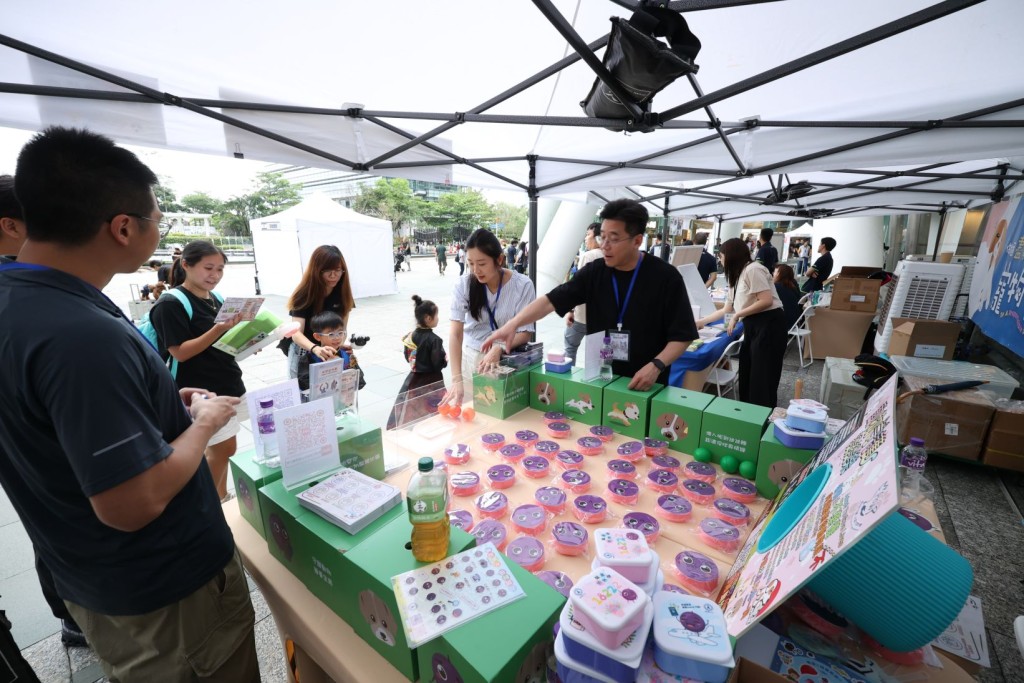 不同政府部門、志願機構及企業設置遊戲攤位及打卡點，透過寓教於樂的方式向市民推廣愛護動物和守法防罪意識。