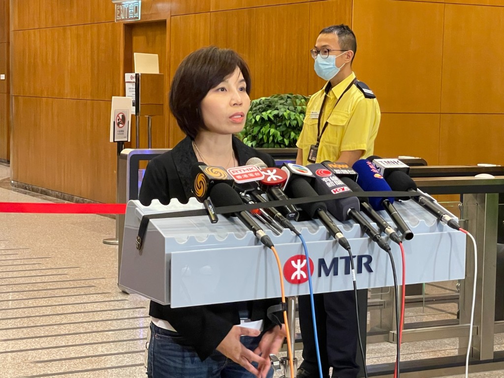 港鐵公司車務營運及本地鐵路總管李婉玲晚上會見傳媒。