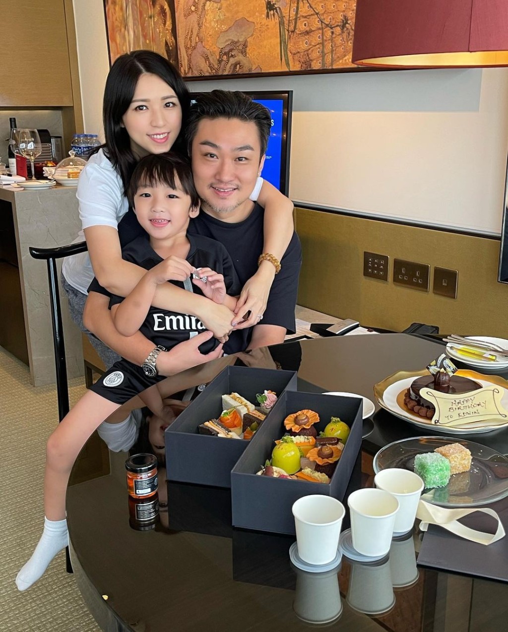 二人婚后一年即诞下儿子 Riley，一家三口不时就会在IG放闪。