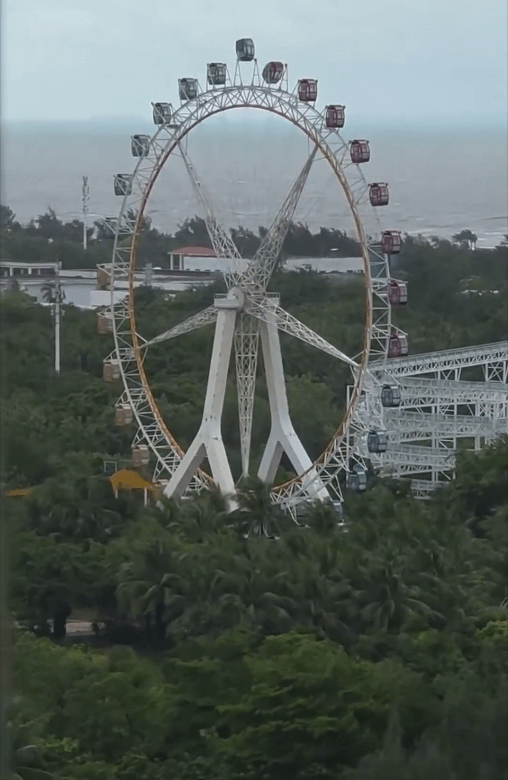 台风摩羯吹袭下，海口一摩天轮车厢随风360度狂自转。