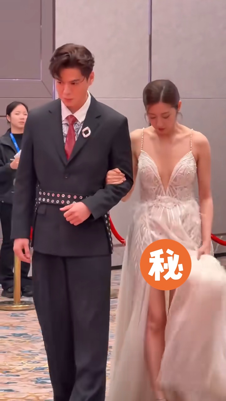 陳自瑤不斷掀起裕擺不慎走光,羅子溢也不察覺。 陳自瑤不斷掀起裕擺不慎走光,羅子溢也不察覺。