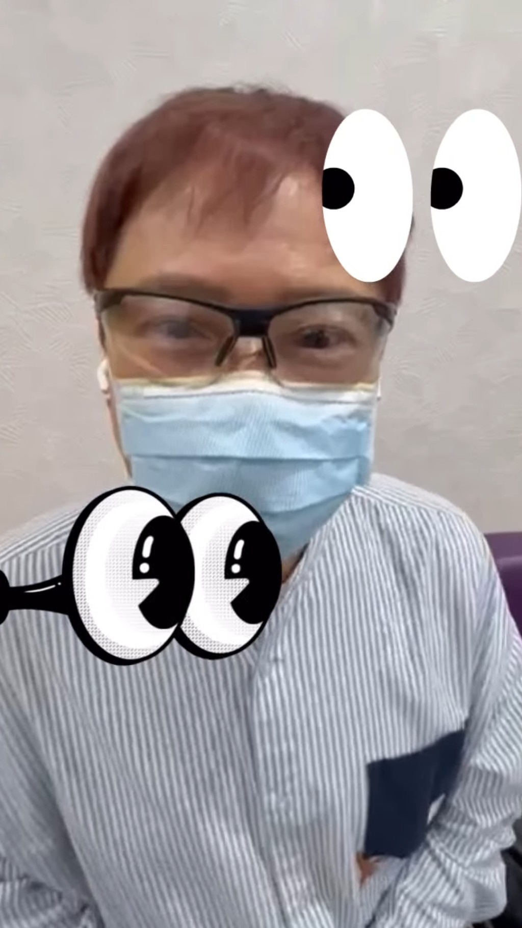 戴着類似護目鏡的東西,估計是等待檢查或開始手術。 戴着類似護目鏡的東西,估計是等待檢查或開始手術。