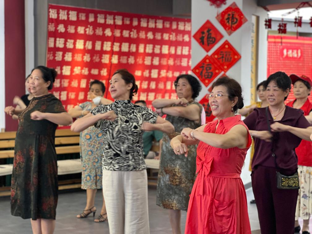 内地中老年人流行跳广场舞健身。新华社