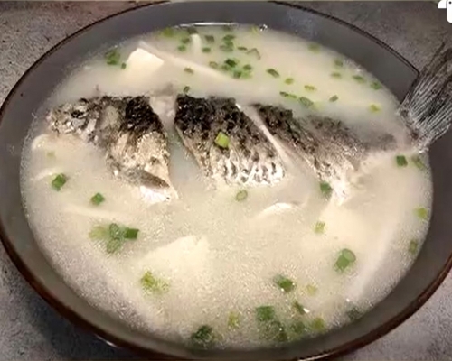 廣州一名男子飲湯時誤吞魚刺並卡在喉嚨。 影片截圖