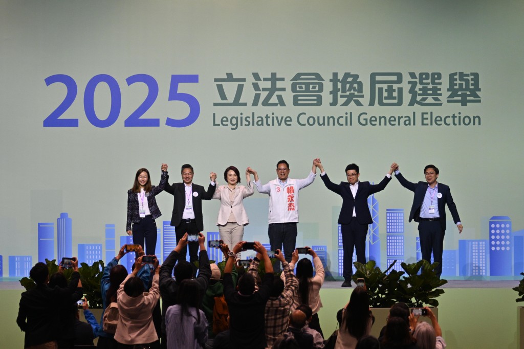 地方選區,九龍中當選人李慧琼、楊永杰。劉駿軒攝 地方選區,九龍中當選人李慧琼、楊永杰。劉駿軒攝