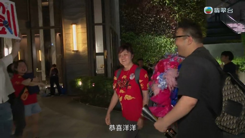 劉洋一出現,老婆即衝上前獻花。 劉洋一出現,老婆即衝上前獻花。