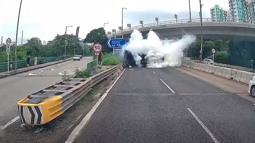 小巴撞壆翻側後狂冒白煙。網片截圖